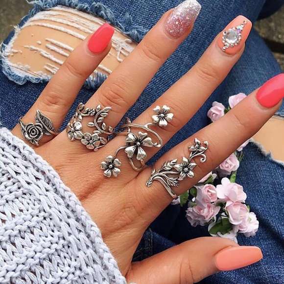 Jewelry - ❤️4-Piece Boho Flower Ring Set Vintage